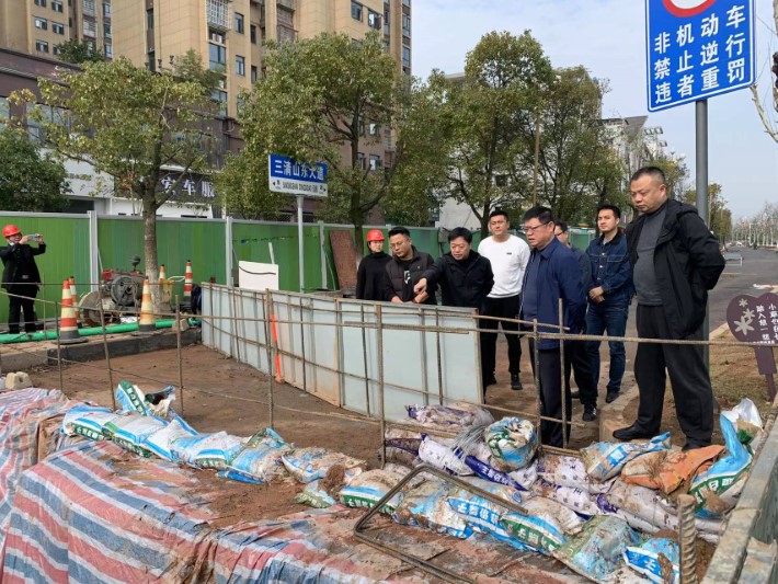 黃海周末調研慶豐北路、三清山大道雨污水管網(wǎng)改造等在建項目