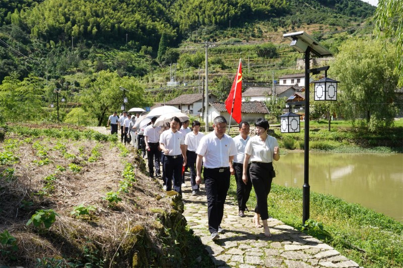 市城投集團機關(guān)一支部赴洋塘村開(kāi)展主題黨日活動(dòng)，黃海參加并講授黨課